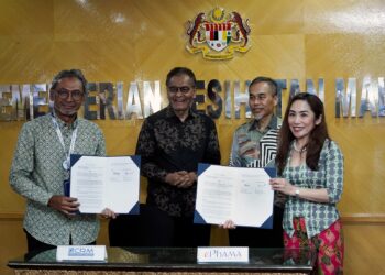 DZULKEFLY Ahmad menyaksikan MoU diantara Ketua Pegawai Eksekutif CRM, Dr Akhmal Yusof (kiri) dengan Presiden PhAMA, Kam Ai Teng (kanan) pada majlis Clinical Research Excellence in Early Phase and People Development di Kementerian Kesihatan Malaysia, Putrajaya. UTUSAN/FAISOL MUSTAFA