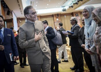 DZULKEFLY Ahmad beramah mesra selepas Majlis Amanat Tahun Baharu 2024 KKM. - UTUSAN/FAIZ ALIF ZUBIR