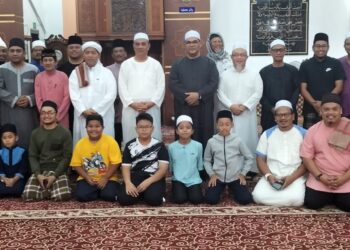 ADUN Kukup, Jefridin Atan ( empat dari kanan ) bersama sebahagian jemaah selepas  menunaikan solat suboh di Masjid Jamek Haji Ahmad Shah, Rimba Terjun,  sempena Semarak Suboh Johor, di Pontian, Johor, hari ini. KOSMO/UTUSAN/ MUHAMMAD ZIKRI