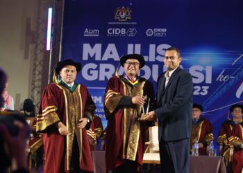 MOHD. Zaid Zakaria (tengah) menyampaikan
Anugerah Ikon TVET Pembinaan kepada salah seorang alumni, Muhammad Nurhasifi Yusof pada Majlis Graduasi ABM dan CIDB Tecnologies Wilayah Utara di Sintok, Kubang Pasu. - UTUSAN/ SHAHIR NOORDIN