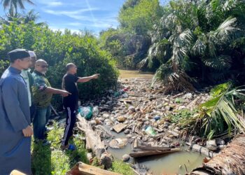 PENDUDUK kampung menunjukkan keadaan Sungai Alor Merah yang penuh dengan sampah sarap dan pokok tumbang sehingga mengakibatkan sering berlaku banjir kilat di Alor Setar. – UTUSAN/ JAMLIAH ABDULLAH