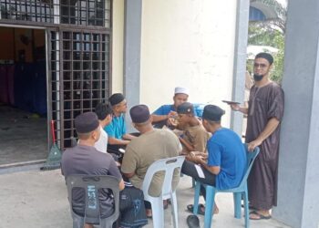 PELAJAR tahfiz antara mangsa banjir yang dipindahkan ke PPS di Dewan Serbaguna Kampung Baru Sungai Mas, Kota Tinggi.