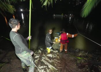 PASUKAN penyelam sedang giat menjalankan kerja-kerja untuk mengapit semula saluran paip bawah air di Sungai Perai yang bocor.