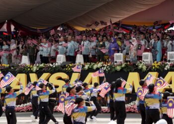 BAGI memperkukuhkan falsafah menggapai langit dan berakar ke bumi ia perlu dipastikan terlebih dahulu sistem urus tadbir negara yang terkait 
dengan tata kelola yang baik. – UTUSAN/FAISOL MUSTAFA