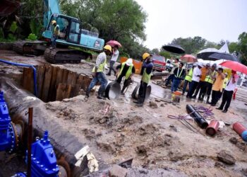 KERJA pembaikan paip di bawah Pelan A sepatutnya siap petang ini, namun tertangguh akibat hujan lebat.