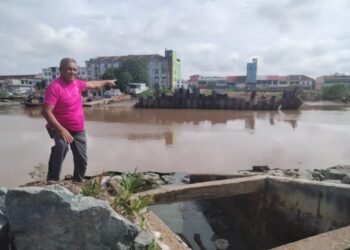 JALALUDDIN Mohd. Said menunjukkan kedudukan jambatan kedua menyeberangi Sungai Pontian Kecil ke Pusat Perdagangan Pontian yang masih belum dapat disiapkan hingga kini.