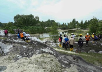 KAWASAN batuan kapur yang ditemukan fosil hidupan laut purba berusia sekitar 250 hingga 300 juta tahun  di Kampung Changkat Tualang di Kampar.  - UTUSAN/MUHAMAD NAZREEN SYAH MUSTHAFA