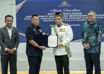 SAIFUDDIN Nasution Ismail menyerahkan surat pelantikan Ketua Pengarah MCBA yang baharu kepada Hazani Ghazali (dua kiri) di Kementerian Dalam Negeri, Putrajaya. - UTUSAN/FAISOL MUSTAFA