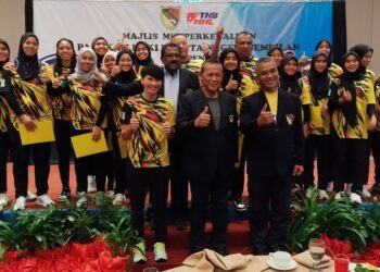 AMINUDDIN Harun (berdiri depan, tengah) bergambar bersama pasukan hoki wanita Negeri Sembilan yang akan bersaing dalam Kejohanan Liga Hoki TNB Kebangsaan 2024 pada majlis memperkenalkan para pemain di Seremban, malam semalam.-UTUSAN/NAZARUDIN SHAHARI