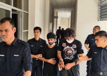 Muhammad Mudasar (kanan) dan Muhammad Waqas dibawa oleh anggota polis ke Mahkamah Sesyen Petaling Jaya bagi menghadapi pertuduhan merogol dan merompak. UTUSAN/NORLIZAH ABAS