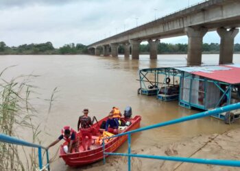 Anggota bomba menjalankan operasi mencari mangsa yang terjatuh ke dalam Sungai Kelantan dari Jambatan Tendong, Kota Bharu baru-baru ini.