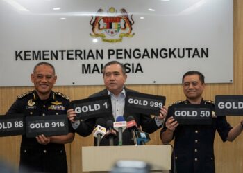 ANTHONY Loke pada sidang akhbar penawaran nombor pendaftaran istimewa siri GOLD sempena Sambutan Hari Wilayah Persekutuan ke-50 di Kementerian Pengankutan, Putrajaya. -UTUSAN/FAISOL MUSTAFA