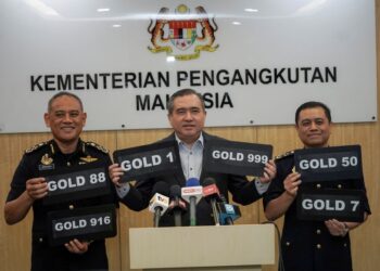 ANTHONY Loke (tengah) menunjukkan penawaran nombor pendaftaran istimewa siri GOLD sempena Sambutan Hari Wilayah Persekutuan ke-50 Putrajaya, kelmarin. - UTUSAN/FAISOL MUSTAFA