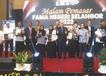 USAHAWAN pasar tani diraikan dalam majlis Malam Pemasar bersama FAMA di Shah Alam baru-baru ini.