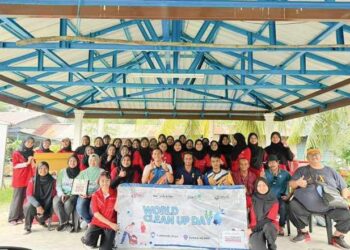 PELAJAR UPM yang terlibat Program World Clean Up Day 2.0 bergambar bersama komuniti setempat di Pengkalan Nelayan, Kampung Sungai Sireh Tambahan 2, Pelabuhan Klang, baru-baru ini.