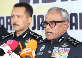 RAMLI Mohamed Yoosuf (kanan) dalam sidang akhbar di IPK Perak, Ipoh hari ini. - UTUSAN