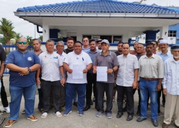 MOHAMAD Afif Anuar (tujuh dari kiri) bersama para penyokong PKR selepas membuat laporan polis di IPD Seremban hari ini terhadap pihak yang cuba menggugat demokrasi berparlimen.-UTUSAN/NAZARUDIN SHAHARI.