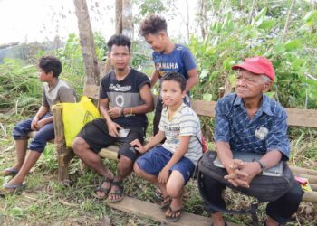 PENDUDUK Orang Asli mendakwa terjejas sumber makanan susulan ancaman gajah liar di Pos Simpor, Gua Musang, Kelantan sejak setahun lalu. – UTUSAN/AIMUNI TUAN LAH.