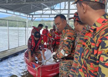 ANGGOTA bomba membawa mayat lelaki yang ditemukan lemas dalam kejadian bot karam di Tasik Chenderoh, Sauk, Kuala Kangsar  hari ini. - UTUSAN/IHSAN JBPM