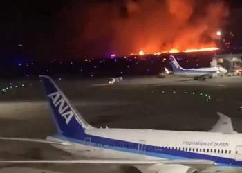 Pesawat Airbus A350 terbakar selepas bertembung dengan pesawat pengawal pantaI di Lapangan Terbang Haneda, Tokyo Jepun. -AFP