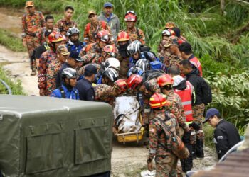 ANGGOTA pasukan mencari dan menyelamat membawa keluar mayat mangsa ketiga kejadian tanah runtuh di Blue Valley di Cameron Highlands hari ini. - UTUSAN/MUHAMAD NAZREEN SYAH MUSTHAFA