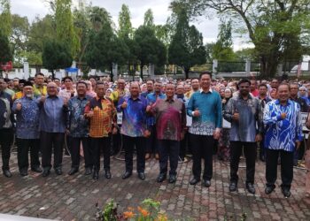 AMINUDDIN Harun (tengah) bersama barisan Ahli Mesyuarat Kerajaan Negeri dan kakitangan awam bergambar selepas menghadiri Perhimpunan Pentadbiran Kerajaan Negeri Sembilan 2024 di Wisma Negeri, Seremban hari ini.-UTUSAN/NAZARUDIN SHAHARI.