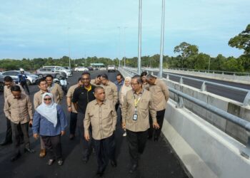 SAARANI Mohamad (tengah) meninjau pelaksanaan pembinaan Seksyen 11 WCE dari Beruas ke Taiping Selatan di Taiping hari ini.  - UTUSAN/MUHAMAD NAZREEN SYAH MUSTHAFA