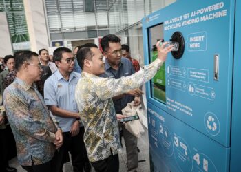 NIK Nazmi Nik Ahmad melancarkan mesin pengumpulan botol plastik dikenali Reverse Vending Machine di Putrajaya. - UTUSAN/FAIZ ALIF ZUBIR