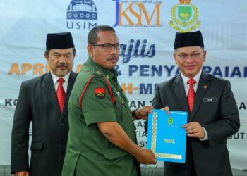 MOHD. Na'im Mokhtar menyampaikan sijil kepada peserta pada Majlis Apresiasi dan Penyampaian Sijil Sulh-Mediasi Kor Agama Angkatan Tentera (KAGAT) di Jabatan Kehakiman Syariah, Putrajaya. - UTUSAN/FAISOL MUSTAFA