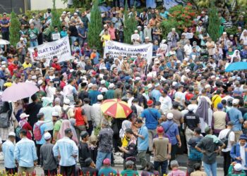 ORANG ramai menyertai himpunan 'Selamatkan Tanah Air Kita Suara Rakyat Ke Istana Negara' di Pintu 2 Istana Negara, Kuala Lumpur, semalam. - UTUSAN/FARIZ RUSADIO