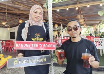 ROHAIZAD Abdul Khalid (kanan) dan Yusnira Mukhtar di Warung Teh 'O' 50 Sen yang diusahakan mereka di Kampung Bagan Pinang, Port Dickson, Negeri Sembilan.-UTUSAN/NOR AINNA HAMZAH.