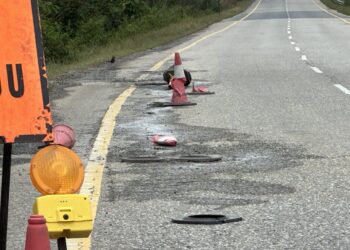 ANTARA lokasi kritikal di Jalan Gua Musang-Kuala Krai, Gua Musang, Kelantan yang memerlukan kos tambahan untuk dibaiki.-UTUSAN/AIMUNI TUAN LAH