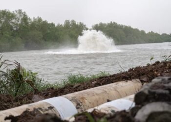 KEADAAN paip bocor di dasar Sungai Perai, sehingga menjejaskan 200,000 pengguna air di Pulau Pinang.