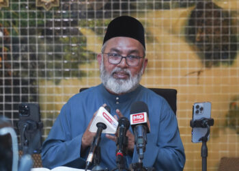 Ahli Parlimen Bukit Gantang, Datuk Syed Abu Hussin Hafiz Syed Abdul Fasal pada sidang akhbar mengenai beberapa lagi ahli parlimen Bersatu akan menyokong Perdana Menteri, Datuk Seri Anwar Ibrahim, di Kg Kuala Sungai Baru, Puchong, di sini hari ini. Foto: SHIDDIEQIIN ZON