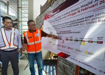 Nor Azmi Mohd Nor (kanan) dan Muhammad Hafizi  Hashim pada sidang akhbar mengenai operasi percubaan akhir perkhidmatan LRT di antara Stesen Masjid Jamek dan Stesen Bandaraya di Stesen Hang Tuah, di sini hari ini. UTUSAN/SHIDDIEQIIN ZON