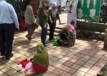 IMIGRESEN menahan sepuluh pengemis warga asing menerusi operasi di pekarangan Masjid Saidina Abu Bakar, Jalan Ara, Bangsar. - GAMBAR IHSAN JIM