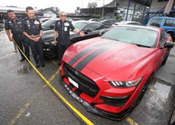 RAMLI Mohamed Yoosuf (kanan) menunjukkan kereta mewah yang dirampas selepas menahan 11 individu yang terlibat dalam sindiket penipuan pelaburan kripto dalam serbuan di sebuah hotel di Ipoh, Perak, Sabtu lalu.