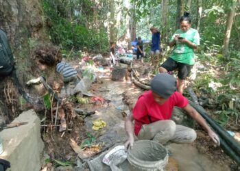 SEBAHAGIAN penduduk Orang Asli mengeluarkan belanja sendiri menyediakan bekalan air dari kawasan tadahan di hutan Kampung Simoi Baru, Pos Betau di Lipis, Pahang.