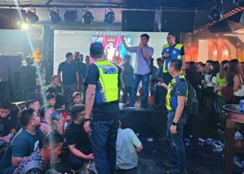 POLIS melakukan pemeriksaan terhadap pelanggan di sebuah pub di Simpang Ampat, Seberang Perai, Pulau Pinang, awal pagi tadi. - IHSAN POLIS