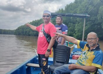 AHMAD Faizal Abd Rashid  (kiri) menunjukkan lokasi yang sering menjadi tempat kegiataan menangkap ikan menggunakan pukat sorong dan pukat apollo oleh warga asing di Sungai Sepetang di Bagan Serai. - UTUSAN/WAT KAMAL ABAS