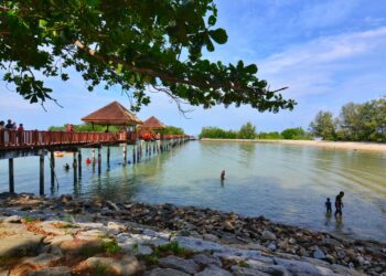 KEMUDAHAN jambatan pejalan kaki yang disediakan kepada orang ramai dari Pantai Cahaya Negeri, Port Dickson, Negeri Sembilan ke kawasan Pulau Burung bagi melihat pemandangan yang terdapat di situ. - UTUSAN/MOHD. SHAHJEHAN MAAMIN