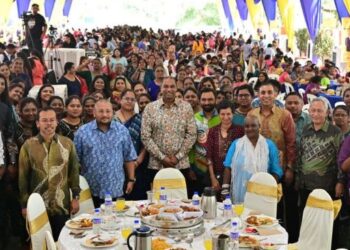 R. AMANAN bersama pengurusan Amanah Ikhtiar Malaysia (AIM) dan 1,000 Sahabat Usahawan India di Bandar Sri Damansara.