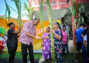 R. Ramanan mengagihkan tebu dan kit ponggal untuk penduduk masyarakat India di kawasan Parlimen Sungai Buloh.