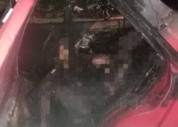 KEADAAN mangsa yang ditemukan rentung dalam kereta yang terbakar di Batu 23, Jalan Pahang, Tapah semalam. - UTUSAN/IHSAN JBPM