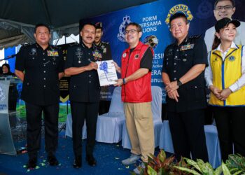 MOHD. Yusri Hassan Basri (dua dari kiri) dan Timbalan Ketua Polis Perak, Datuk Azizi Mat Aris (kiri) pada program HEAL di IPK Perak di Ipoh hari ini. - UTUSAN