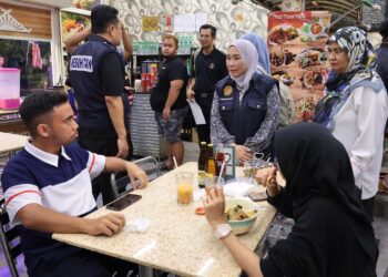 NORHAYATI Rusli  meninjau operasi penguatkuasaan larangan merokok di premis-premis makanan di sekitar Putrajaya. - GAMBAR IHSAN KKM