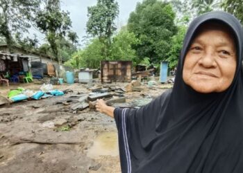 KAMALO Che Nawang menunjukkan rumahnya yang dihanyutkan 
arus bah merah di Kilo 4 Kampung Kian, Sukhirin, Narathiwat, Thailand. – UTUSAN/YATIMIN ABDULLAH