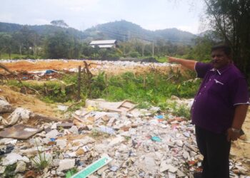 S.K Segar menunjukkan kawasn dijadikan tempat sisa pembuangan sisa sampah haram di Kampung Kapal, Ulu Beranang, Lenggeng, Seremban.- UTUSAN/NUR SHARIEZA ISMAIL