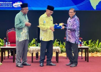 MOHD. Shukri Ramli (dua dari kiri) menyerahkan Penyata Kewangan Kerajaan Negeri Perlis Tahun 2022 kepada Setiausaha Kerajaan negeri, Datuk Muhd Khair Razman Mohamed Annuar (kanan) sewaktu Majlis Amanat Tahun Baharu 2024 Menteri Besar Perlis di Kangar, Perlis. UTUSAN/ASYRAF MUHAMMAD