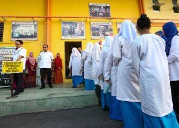 PARA pelajar memasuki dewan untuk menduduki peperiksaan SPM di SMK Raja Perempuan di Ipoh hari ini. - UTUSAN/MUHAMAD NAZREEN SYAH MUSTHAFA